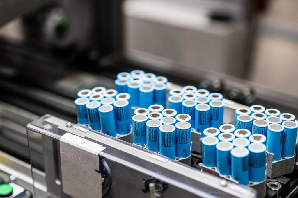 Maschine mit blauen Tuben, die maßgeschneiderte Lithium-Ionen-Akkus für spezielle Anwendungen bereitstellt